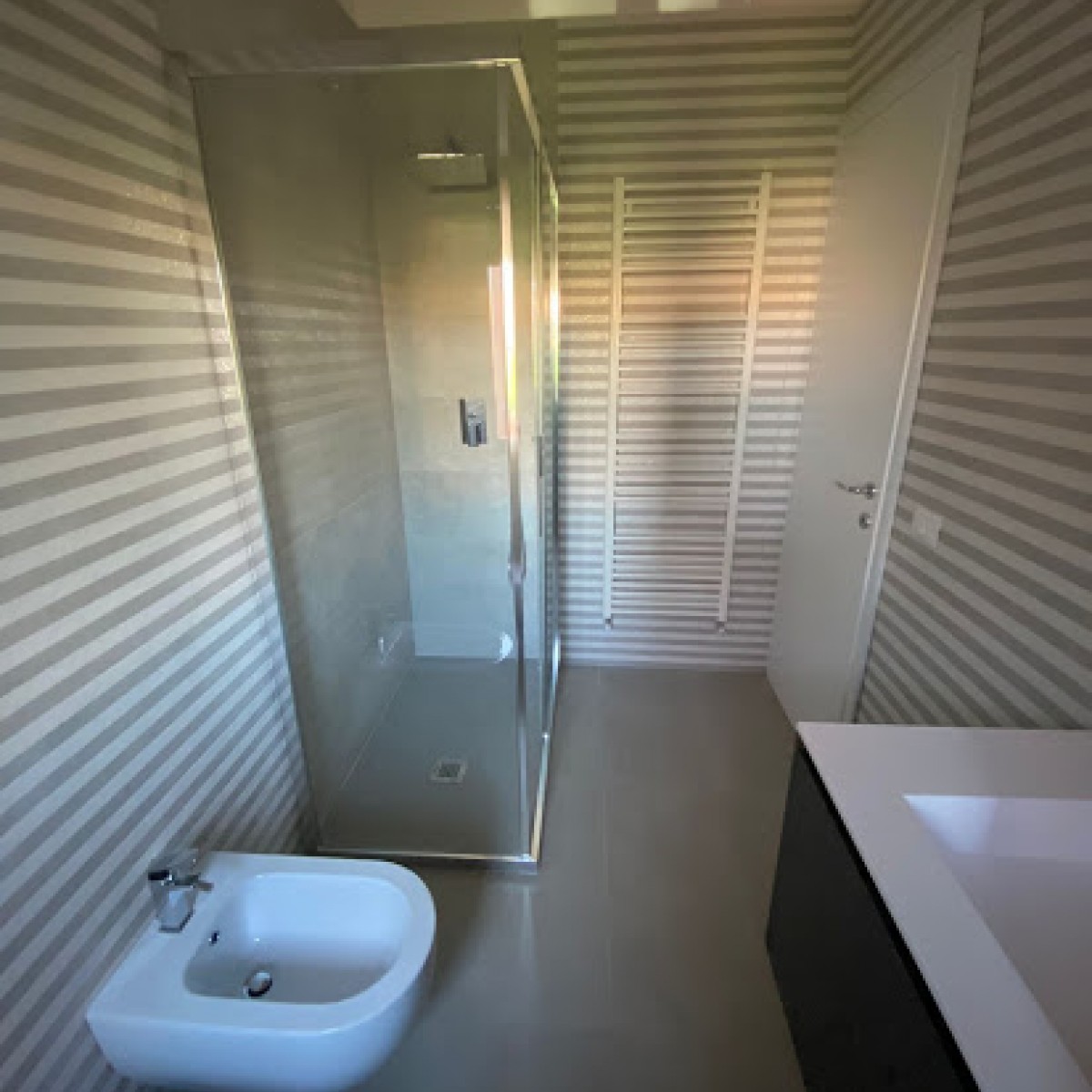 RISTRUTTURAZIONE BAGNO MINIMALE ELEGANTE